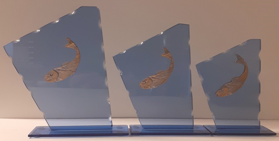 GLU-VI01 Glasstandaard Blauw met Metaal visje Goud LAATSTE Serie